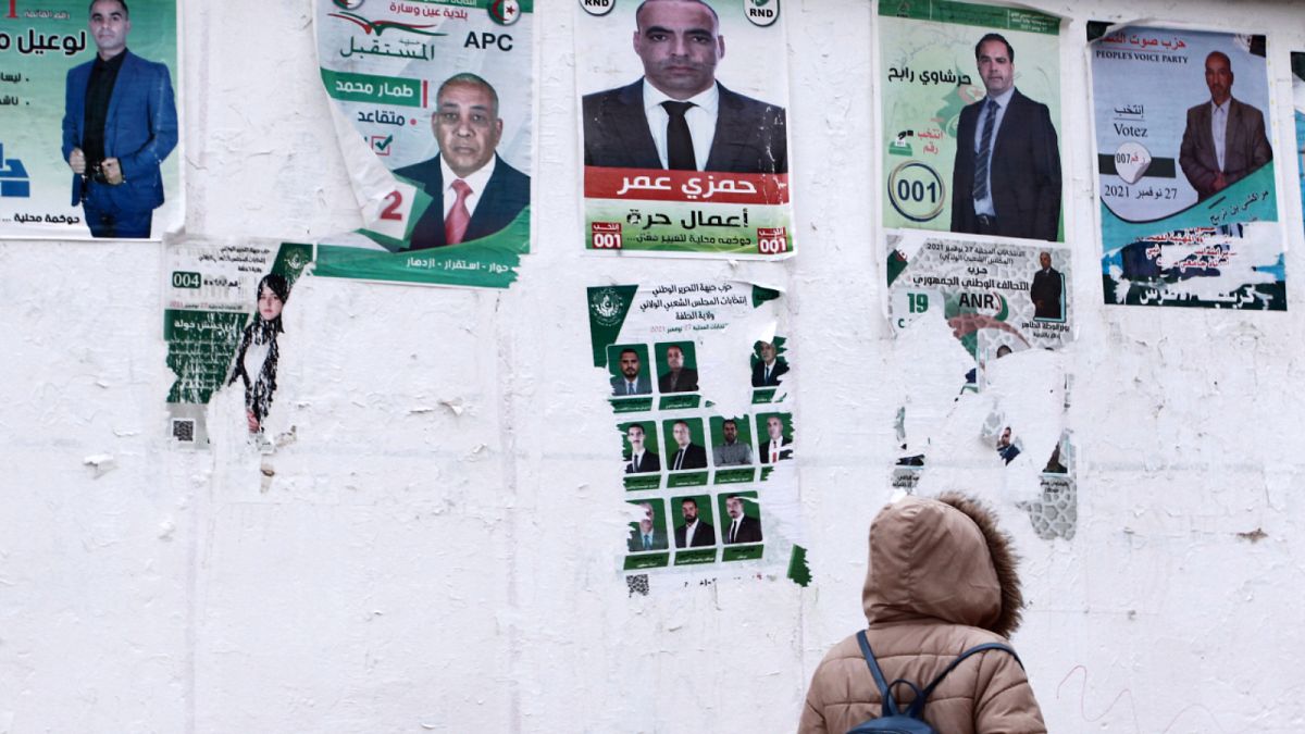ملصقات انتخابية في الجزائر
