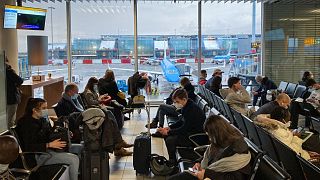 مسافرون في مطار أمستردام