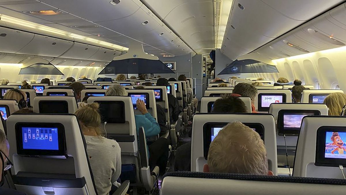 A tesztelés elhúzódása miatt négy órán át ültek a Fokvárosból érkezők a KLM járatán az amsterdami reptéren