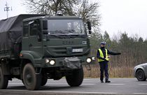 Lengyel katonai teherautó a fehérorosz határ közelében felállított egyik ellenőrző pontnál