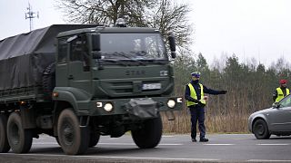 Lengyel katonai teherautó a fehérorosz határ közelében felállított egyik ellenőrző pontnál
