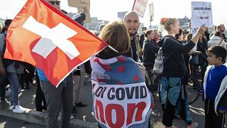 A koronavírus miatt hozott korlátozások ellen tüntetnek Genfben, októberben