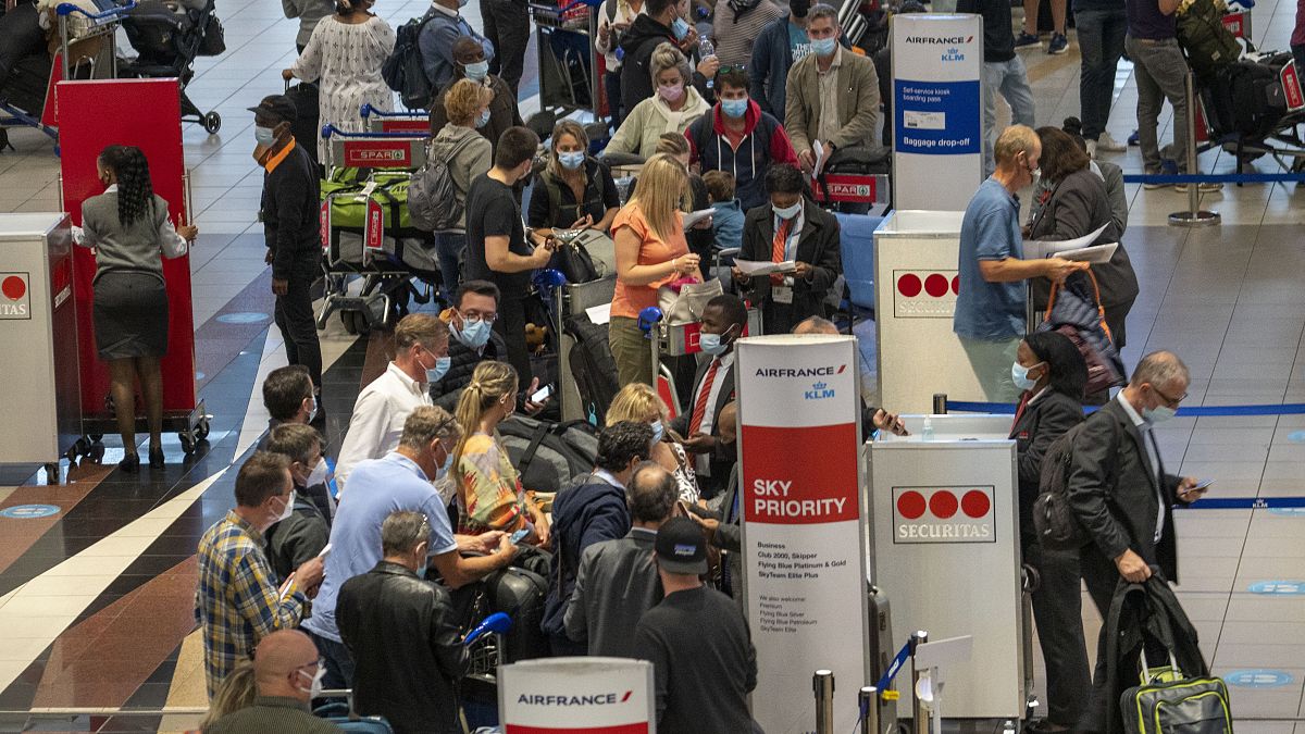 Sok utas rekedt a johannesburgi repülőtéren az omikron szupervariáns miatt 