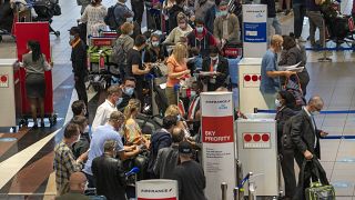 Sok utas rekedt a johannesburgi repülőtéren az omikron szupervariáns miatt 