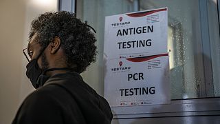 Európa egy része nem enged be dél-afrikai járatokat az omikron vírusvariánstól tartva
