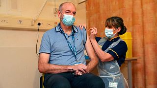 يتلقى البروفيسور أندرو بولارد، مدير مجموعة أكسفورد للقاحات لقاح  أكسفورد/ أسترازينيكا، في مستشفى تشرشل في أكسفورد، إنجلترا، الاثنين 4 يناير 2021
