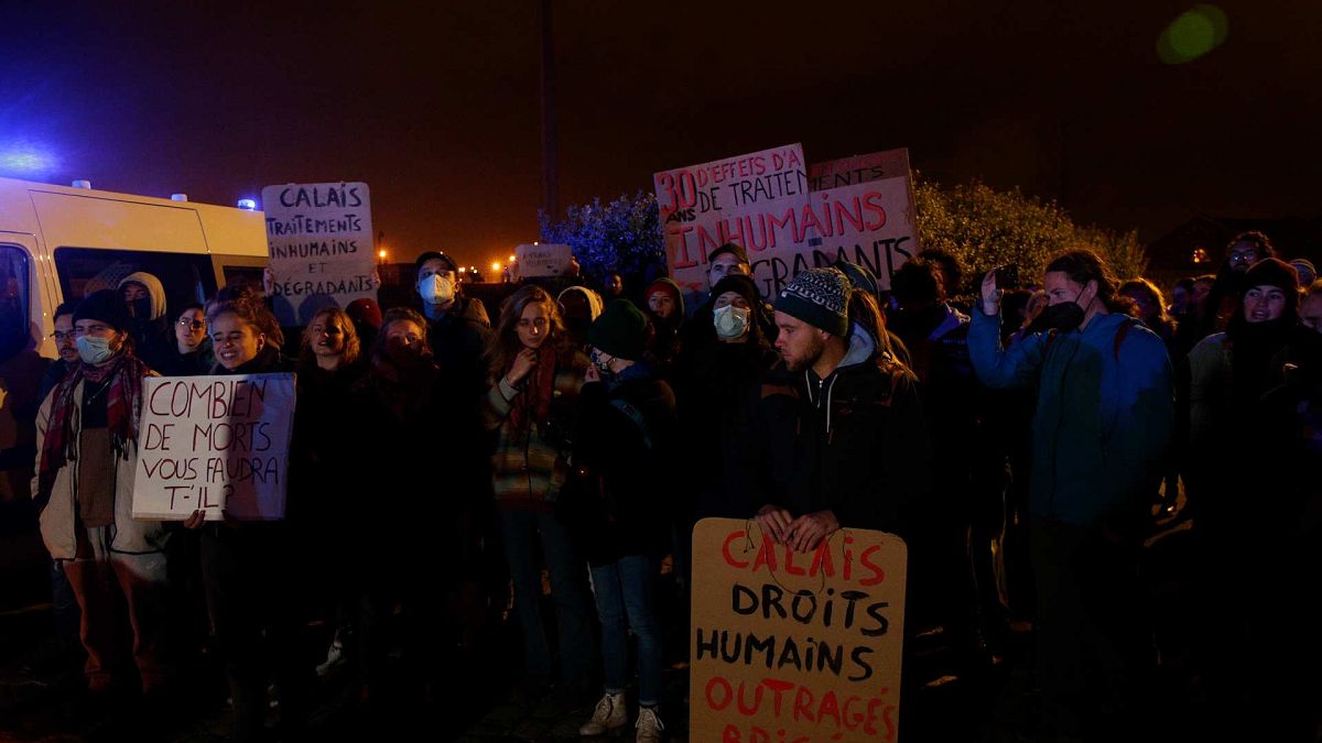 ناشطون وأعضاء في جمعيات تدافع عن حقوق المهاجرين خارج ميناء كاليه، شمال فرنسا، الأربعاء 24 نوفمبر 2021