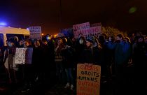ناشطون وأعضاء في جمعيات تدافع عن حقوق المهاجرين خارج ميناء كاليه، شمال فرنسا، الأربعاء 24 نوفمبر 2021