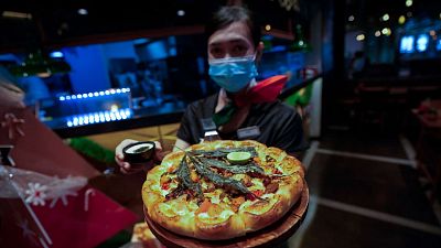 بيتزا مغطاة بورق نبات القنب في مطعم في بانكوك، تايلاند، 24 نوفمبر 2021.