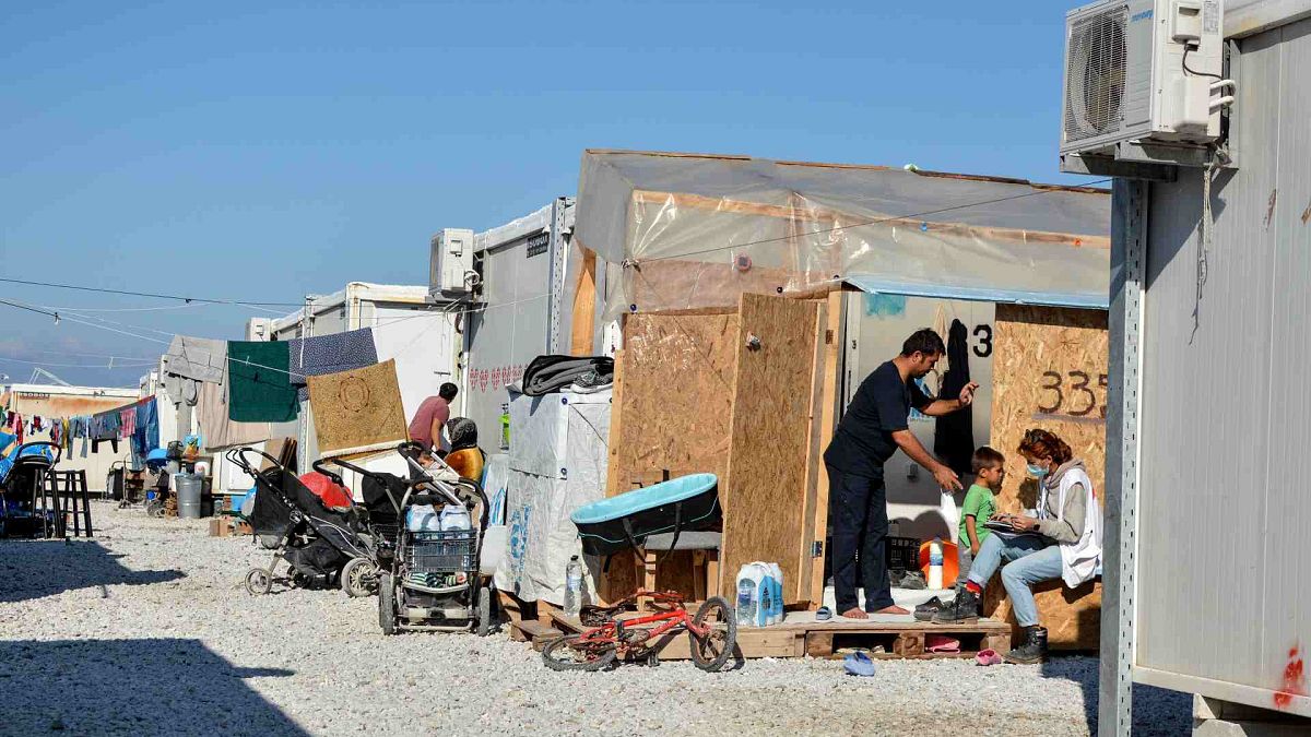 يتجمع المهاجرون في مخيم كاراتيبي للاجئين، في جزيرة ليسبوس شمال شرق بحر إيجة، اليونان، الخميس 25 نوفمبر 2021