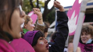 Miles de personas protestan en Roma contra los feminicidios