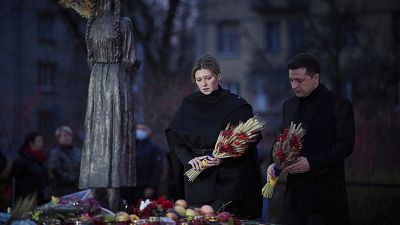 Auch der ukrainische Präsident Wolodymyr Selenskyj legte in Kiew Blumen nieder