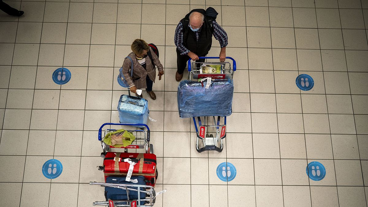Пассажиры в международном аэропорту Йоханнесбурга, где из-за отмены рейсов были заблокированы сотни пассажиров.