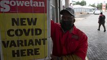 Zeitungsschlagzeile zu Omikron an einer Tankstelle in Pretoria
