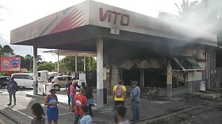 La stazione di servizio bruciata durante le proteste a Fort-de-France, Martinica