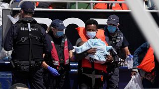 مهاجر غیرقانونی که همراه فرزندش از طریق کانال مانش به بریتانیا رسیده است