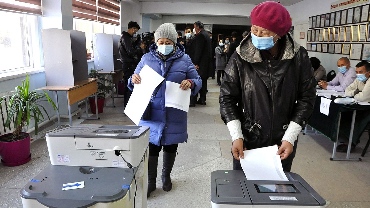 Kırgızistan'da genel seçimlerde oy verme işlemi