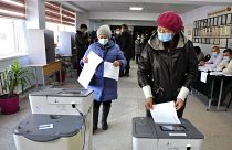 Kırgızistan'da genel seçimlerde oy verme işlemi