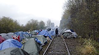Des tentes abritent des migrants dans un camp de fortune près de Calais, 27/11/2021