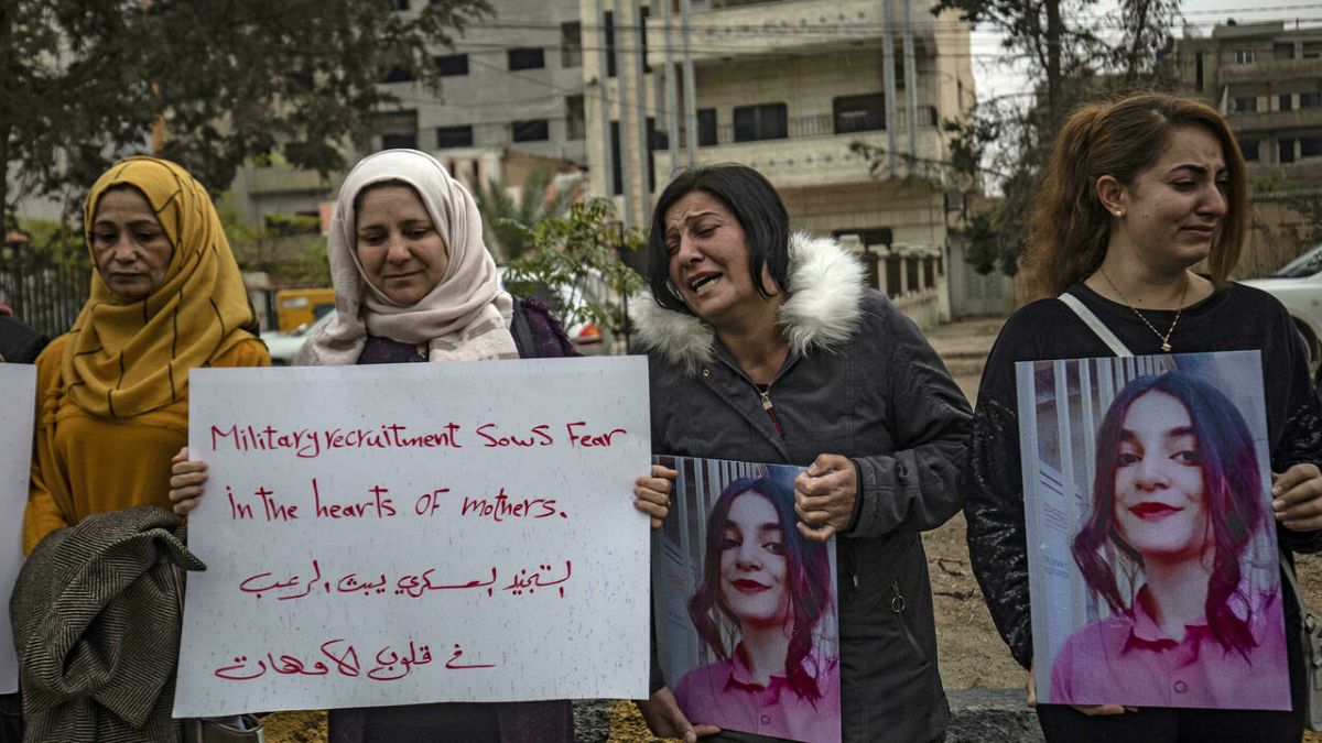 Suriye: Kızları 'zorla askere alınan' aileler BM ofisi önünde gösteri yaptı