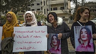 Suriye: Kızları 'zorla askere alınan' aileler BM ofisi önünde gösteri yaptı