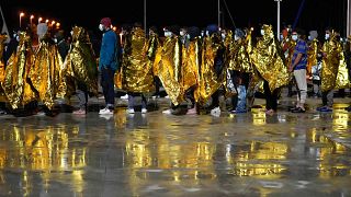 ينزل المهاجرون في روكيلا جونيكا في ساحل منطقة كالابريا، جنوب إيطاليا،  الأحد 14 نوفمبر 2021
