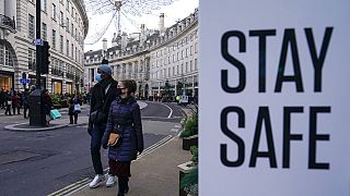 Gente con mascarilla en Regent Street, Londres, Reino Unido