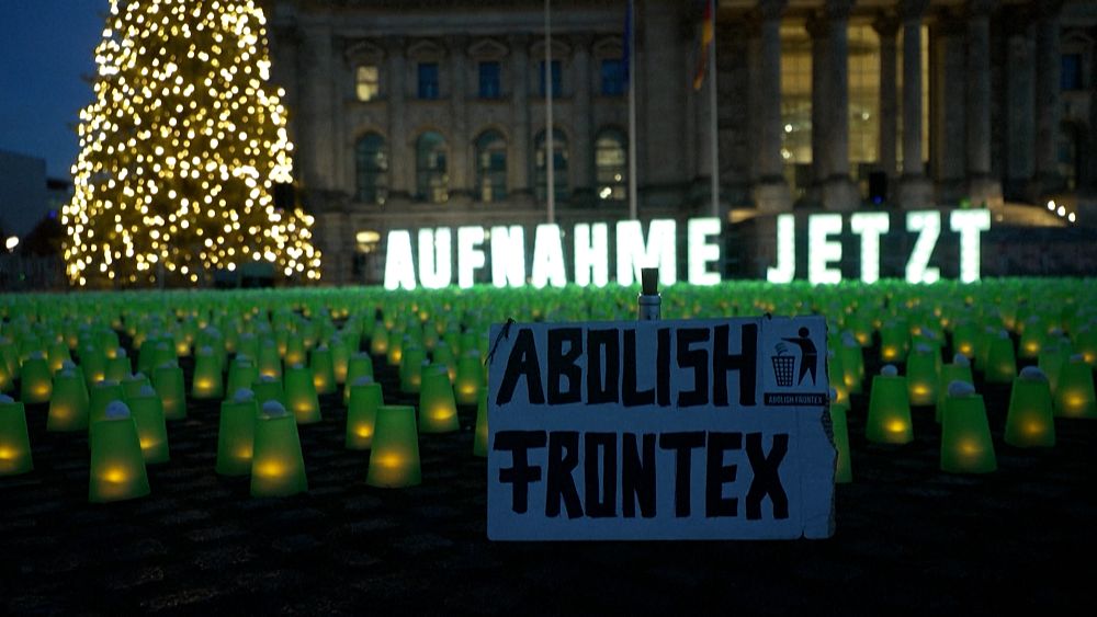 berlin-6000-green-lights-in-solidarity-with-migrants-in-belarus