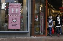 Shopper in Nijmegen nach der Einführung verschärfter Corona-Regeln in den Niederlanden