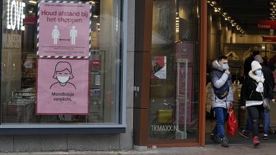 Shopper in Nijmegen nach der Einführung verschärfter Corona-Regeln in den Niederlanden 