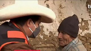 El presidente peruano, Pedro Castillo, habla con un anciano damnificado por el terremoto en la Jalca Grande, Perú