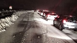L'autoroute A89 a été fermée après d'importantes chutes de neige dans le secteur de Thiers (département du Puy-de-Dôme) le 28 novembre 2021.