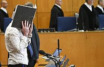Bei der Eröffnung des Prozesses bedeckt der Angeklagte Taha Al-J. sein Gesicht mit einer Mappe. Frankfurt, Freitag, 24. April 2020. ARCHIV
