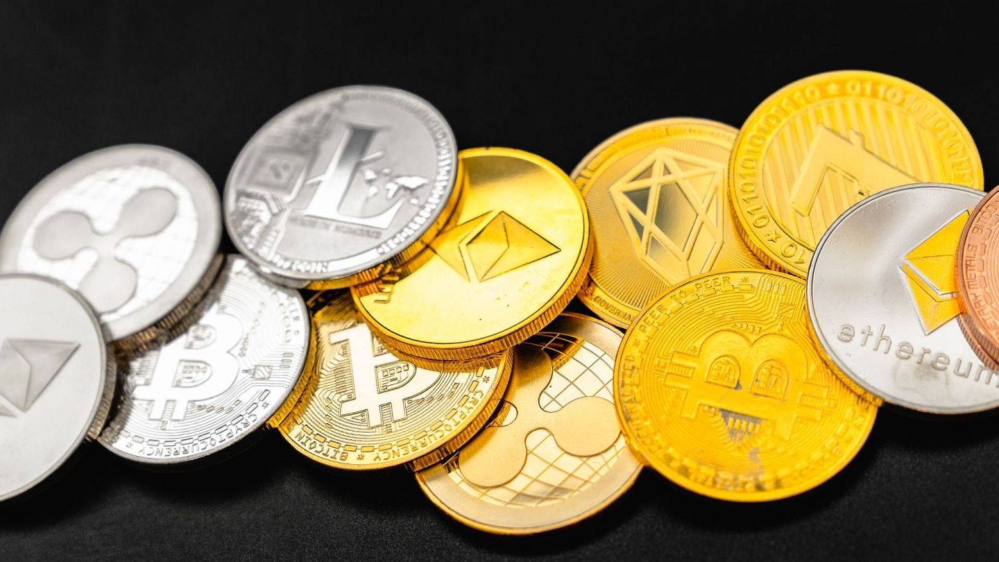 Vai Bitcoin nomainīs eiro? Kas tā par valūtu un cik droša? Atbilde lasītājam | smedia.lv