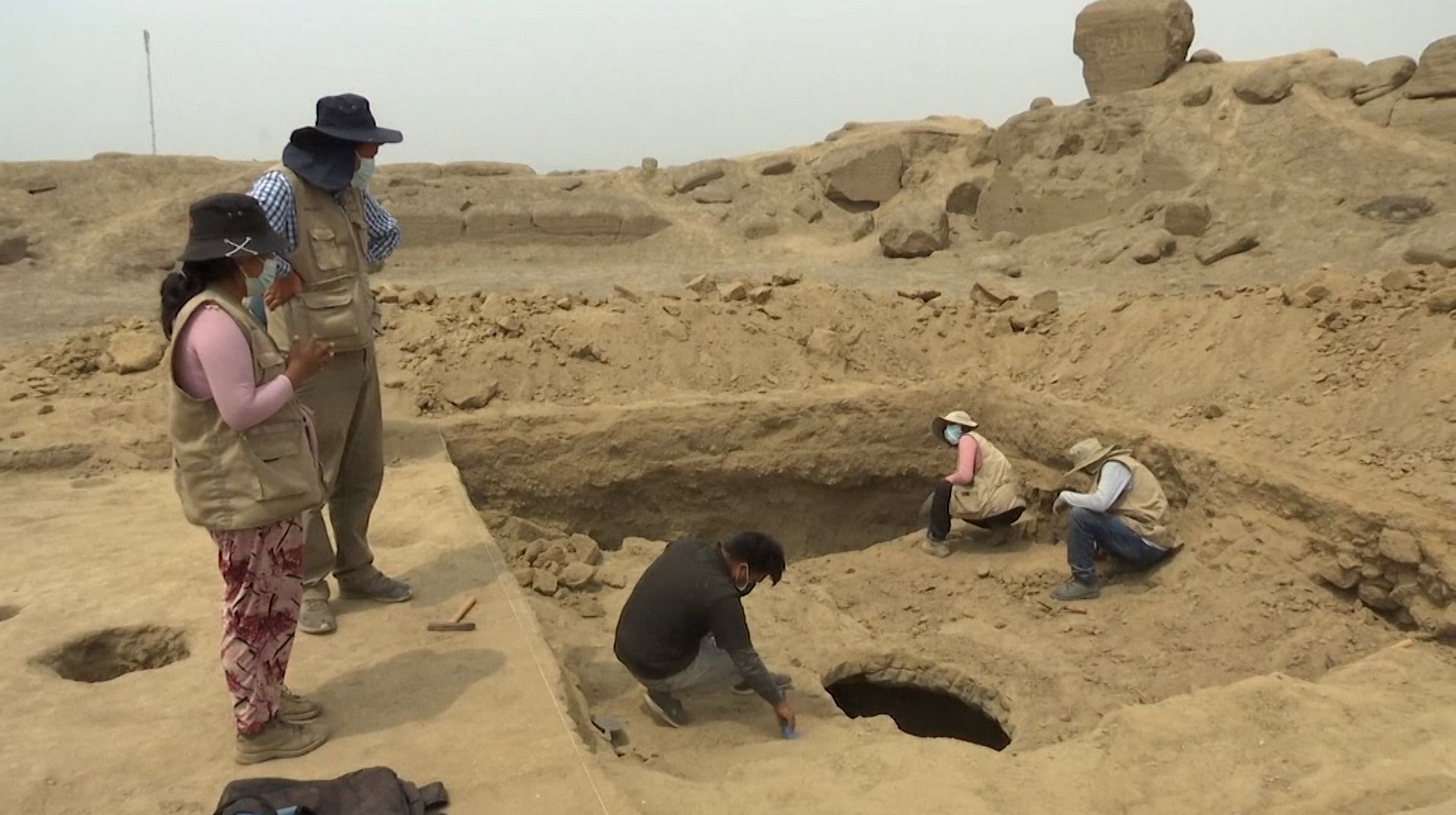 Terrified looking ancient mummy discovered by archeologists in Peru ...