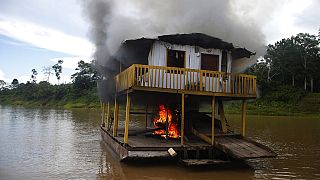 Embarcação dedicada à extração ilegal de ouro no Amazonas é destruída pelas autoridades brasileiras