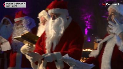 Santas deliver early Christmas cheer in Berlin