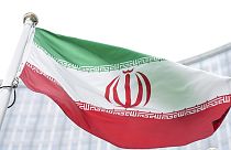 iráni zászló a Nemzetközi Atomenergia Ügynökség épülete előtt
