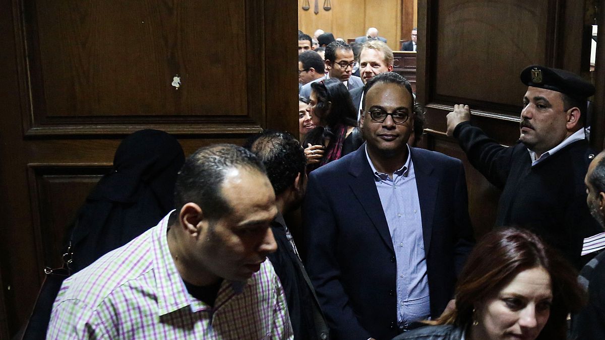 صورة أرشيفية للناشط الحقوقي المصري حسام بهجت أثناء مغادرته محكمة جنايات القاهرة بعد أن أرجأت قراراً بشأن تنفيذ أمر بتجميد أصوله للاشتباه بتلقيه تمويلاً أجنبياً، 24 مارس 2016