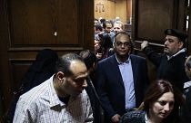 صورة أرشيفية للناشط الحقوقي المصري حسام بهجت أثناء مغادرته محكمة جنايات القاهرة بعد أن أرجأت قراراً بشأن تنفيذ أمر بتجميد أصوله للاشتباه بتلقيه تمويلاً أجنبياً، 24 مارس 2016
