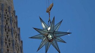 Una estrella de cinco toneladas corona la Sagrada Familia de Barcelona