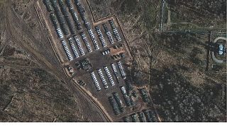 Российские танки и БМП возле Ельни на спутниковом снимке