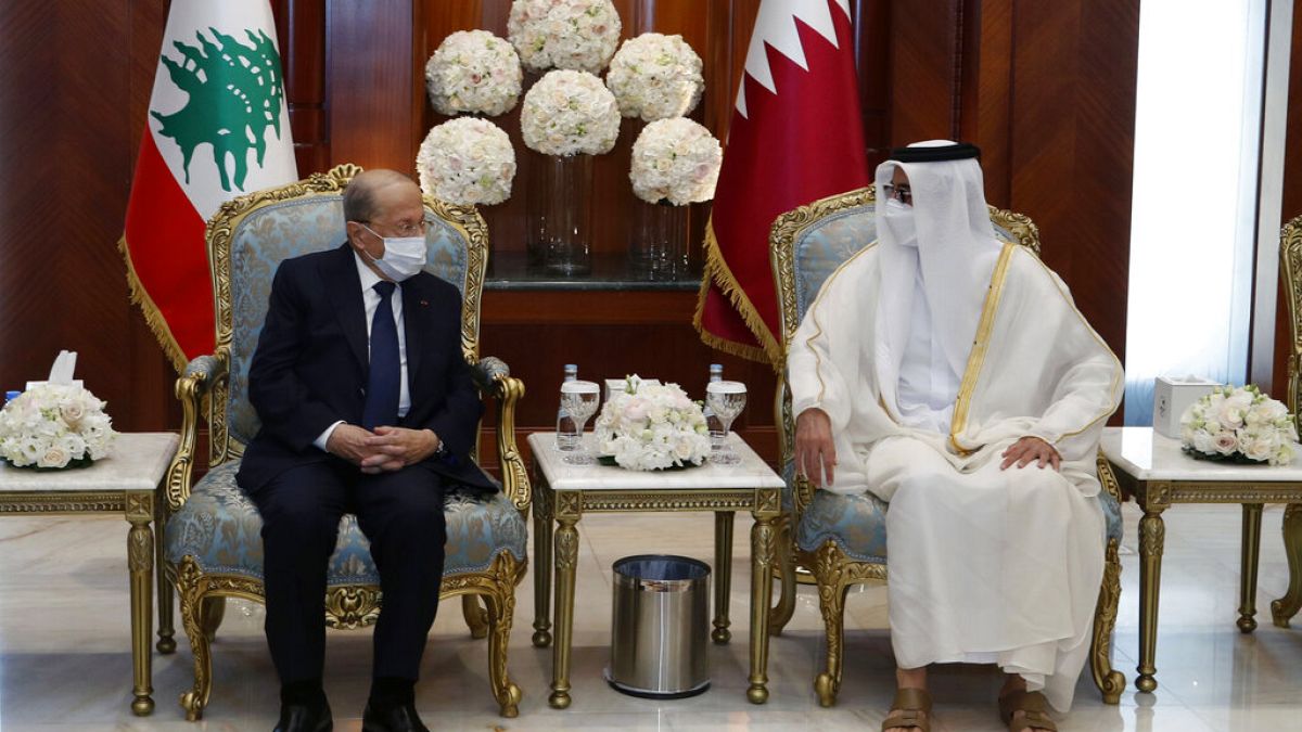 يلتقي أمير قطر الشيخ تميم بن حمد آل ثاني بالرئيس اللبناني ميشال عون في الدوحة، قطر، الاثنين 29 نوفمبر 2021.