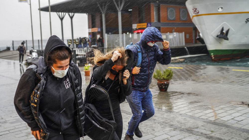 turquie au moins 4 morts et des degats apres une tempete a istanbul euronews
