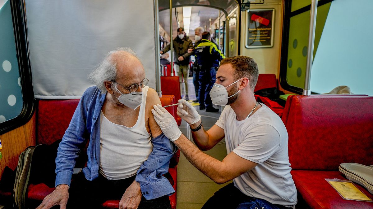 Un homme de 85 ans reçoit sa troisième dose de rappel de vaccin contre le Covid-19 à Francfort, Allemagne, le 4 novembre 2021