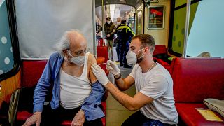 Un homme de 85 ans reçoit sa troisième dose de rappel de vaccin contre le Covid-19 à Francfort, Allemagne, le 4 novembre 2021