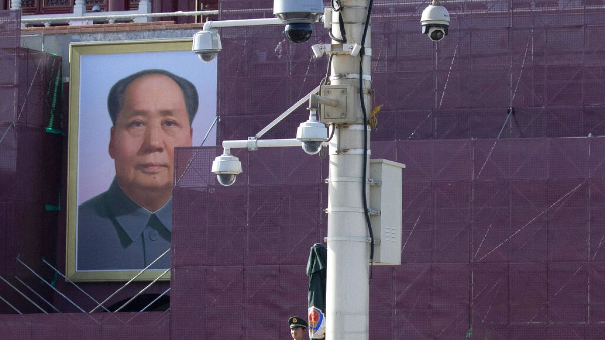 Çin'in eski lideri Mao Zedong'un Tiananmen meydanındaki portresinin önünde güvenlik kameraları, Pekin, Çin
