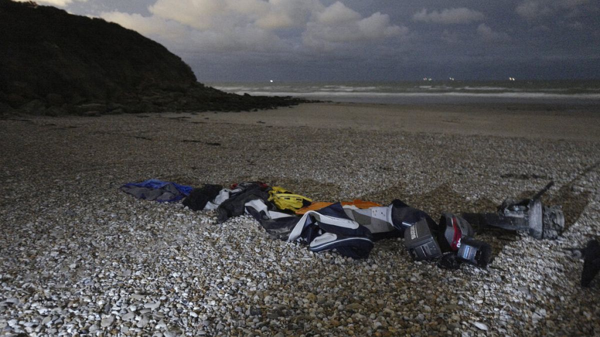 صور سترات نجاة وأكياس نوم وقارب صغير قابل للنفخ تالف على الشاطئ في ويميرو، الجمعة 26 نوفمبر 2021 في كاليه، شمال فرنسا