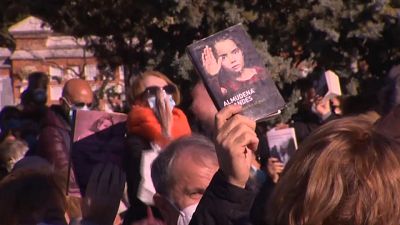 Los lectores homenajean a Almudena Grande portando sus libros en su funeral