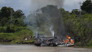 Le barche dei cercatori d'oro illegali bruciate dalle forze dell'ordine in Amazzonia 28.11.2021